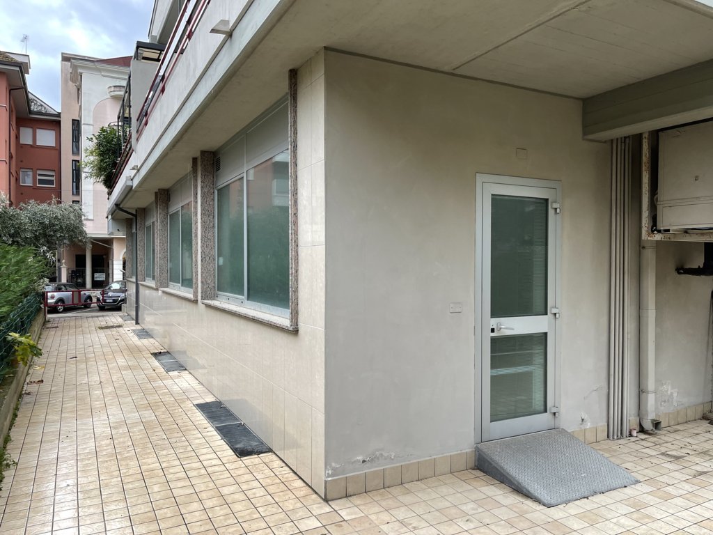 Locale commerciale a 300 mt dal Lungomare di Tortoreto TE 00004 Locale commerciale a 300 mt dal Lungomare di Tortoreto TE 00004