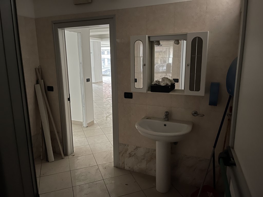 Locale commerciale a 300 mt dal Lungomare di Tortoreto TE 00014 Locale commerciale a 300 mt dal Lungomare di Tortoreto TE 00014