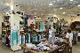 Mobiliario de tienda, stock de ropa y equipamiento comercial. 1