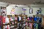 Mobiliario de tienda, stock de ropa y equipamiento comercial. 2