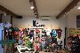 Mobiliario de tienda, stock de ropa y equipamiento comercial. 3